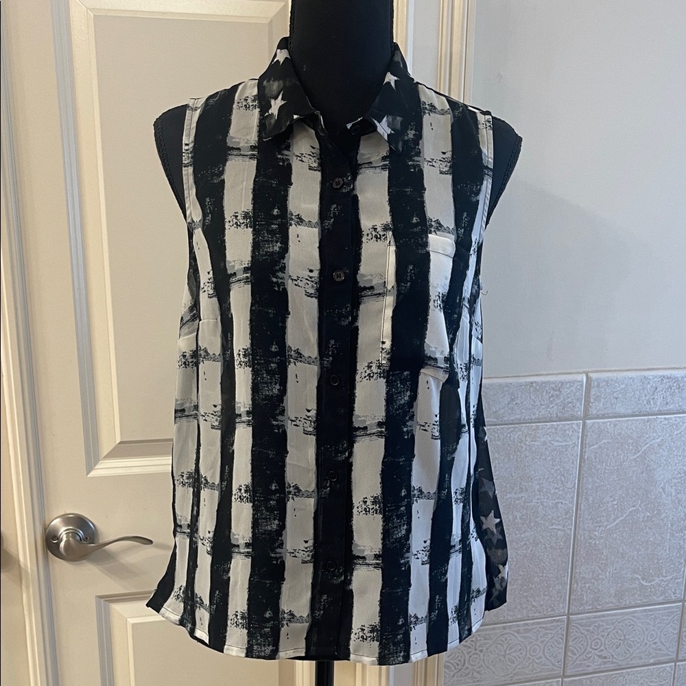 Jessica Simpson Black and White Sleeveless Button Up Shirt